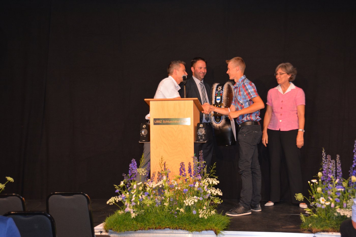 Der Zweitplatzierte Landwirt EFZ, Reto Auf der Maur,erhält eine Trychel.