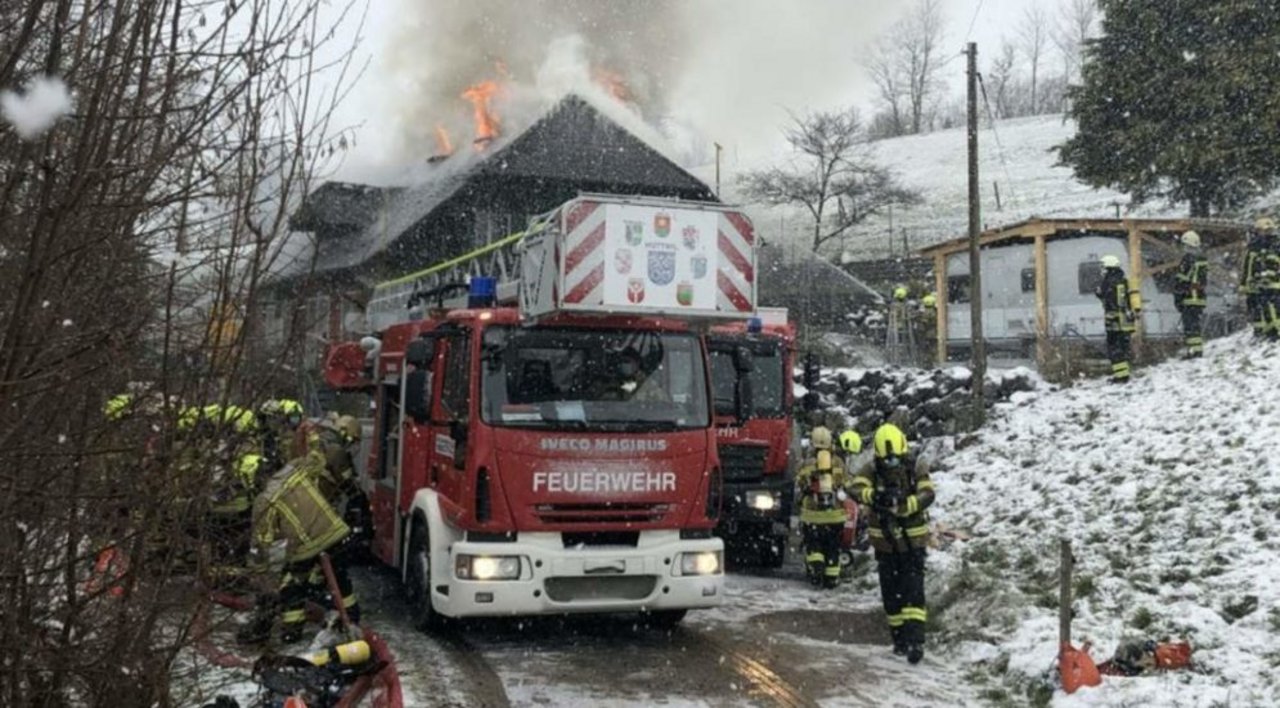 Die Zerstörung des Bauernhauses konnte von der Feuerwehr nicht mehr verhindert werden. (Bild polizei-schweiz.ch)