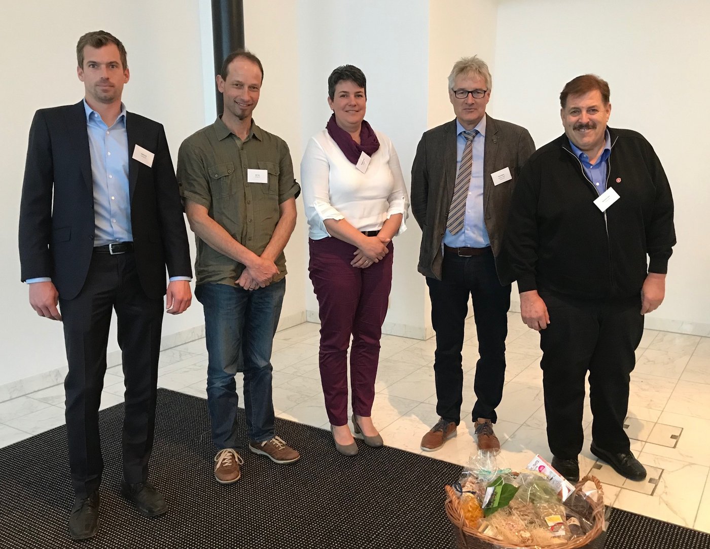 Die scheidenden Vorstandsmitglieder (v.l.) Erich Jungo, Toni Egli, Nicole Schwab und Hans Baumann mit Präsident Robert Raval (2.v.r.). (Bild akr)
