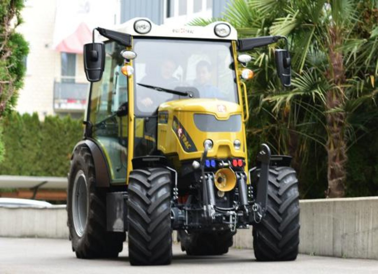 Der Rigitrac SKE50 ELECTRIC ist der erste Traktor auf dem Markt, welcher vollelektrisch fährt. (Bild Screenshot rigitrac.ch)