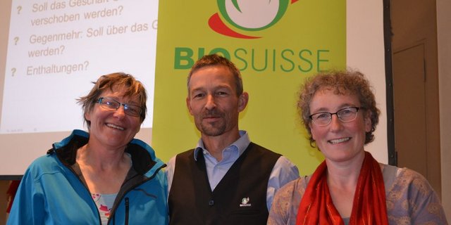 Präsident Urs Brändli mit dem alten und dem neuen Vorstandsmitglied: Christina de Raad Iseli (links) aus La Sarraz VD ist die Nachfolgerin von Danielle Rouiller (rechts).  Als leidenschaftlicher Referent ...(Bilder Jeanne Woodtli) 