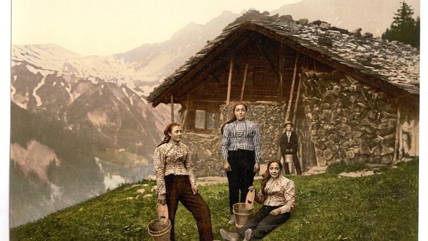 Vor 120 Jahren ein Verkaufshit: die Postkarte mit den Bäuerinnen aus Champéry in Hosen. (Bild Edition Jullien Frères/Genève)