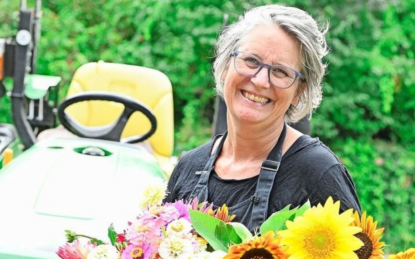 Die leidenschaftliche Gärtnerin kultiviert Bio-Schnittblumen, Zweige, Kräuter, essbare Blüten und Gemüseraritäten auf ihren Feldern.