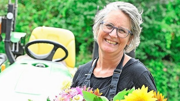 Die leidenschaftliche Gärtnerin kultiviert Bio-Schnittblumen, Zweige, Kräuter, essbare Blüten und Gemüseraritäten auf ihren Feldern.