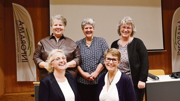 Die Infos überbrachten die Frauen mit viel Humor (hinten v. l. n. r.) Barbara Thörnblad, Barbara Kunz, Beatrice Eichenberger, (vorne v. l. n. r.) Barbara Lüthi-Kohler sowie Christine Grogg.