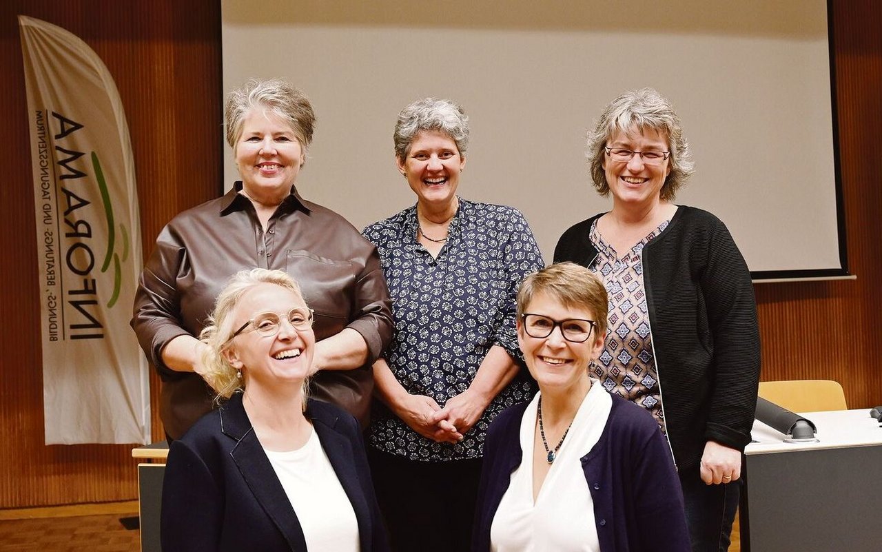 Die Infos überbrachten die Frauen mit viel Humor (hinten v. l. n. r.) Barbara Thörnblad, Barbara Kunz, Beatrice Eichenberger, (vorne v. l. n. r.) Barbara Lüthi-Kohler sowie Christine Grogg.