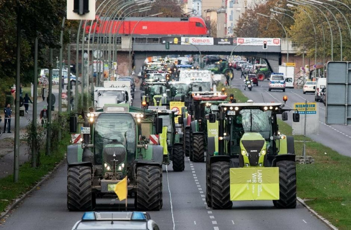 Viele Traktoren sind bereits am Vorabend angereist. (Bild Twitter Mozde)