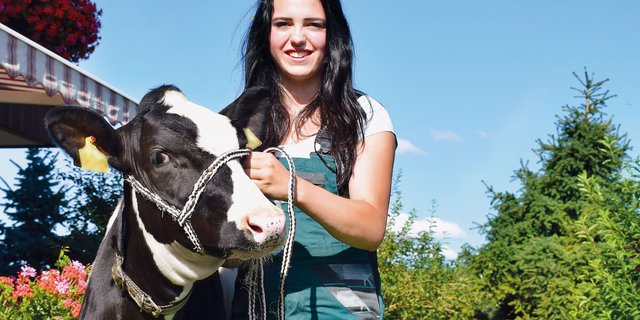 Landwirtin Sabrina Krebs mit ihrem Holstein-Kälbchen «Panda» (Bild: Daniela Joder)
