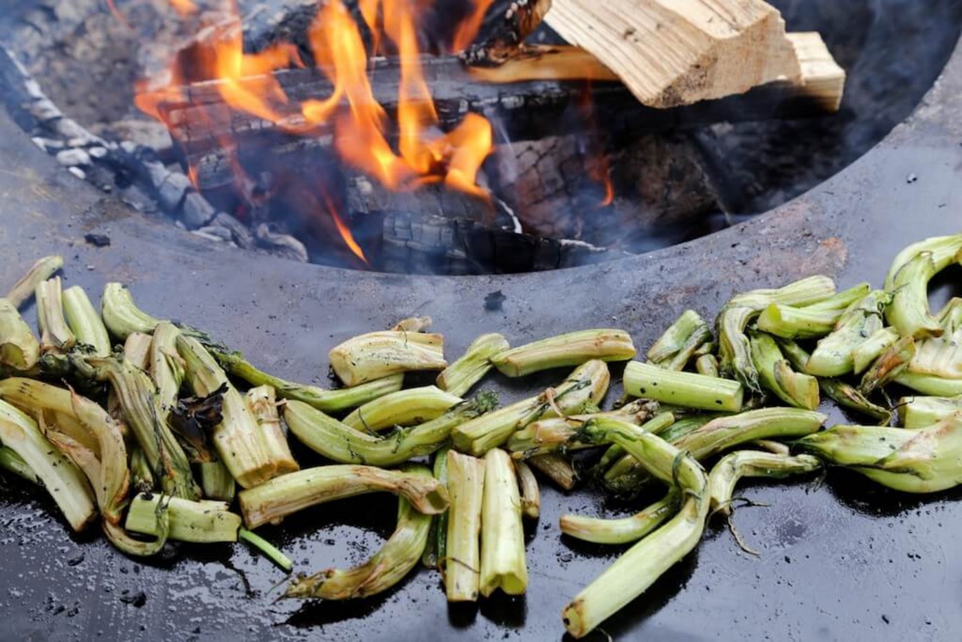 Puntarelle - eine Art Chicorée - wird am Feuerring zubereitet. (Bild lid)