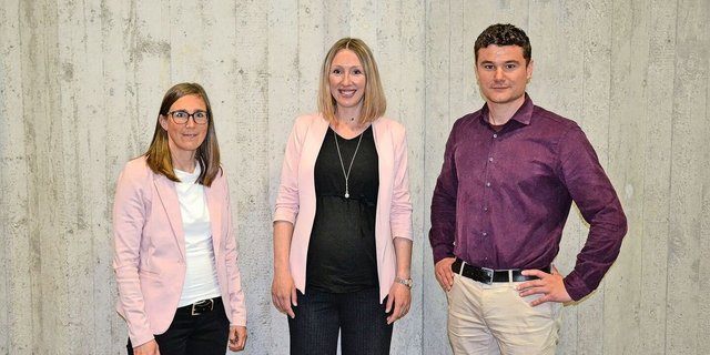 Janine Thoma und Hannah von Ballmoos-Hofer, Agro-Clean-Tech, und Albert Meier, Leiter Politik und Märkte bei Ökostrom Schweiz (v. l. n. r.).