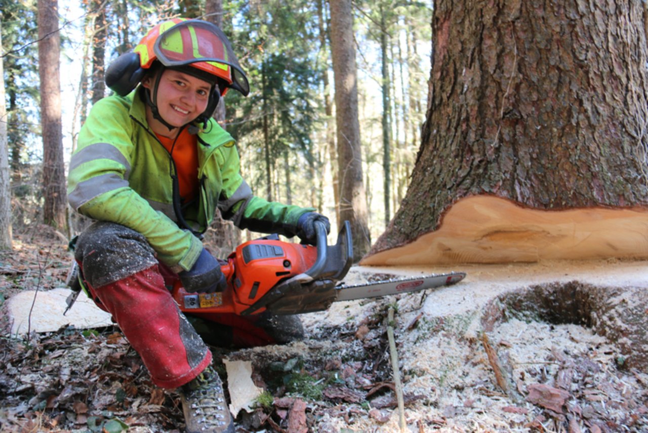 Anna Ehrbar ist eine der wenigen Frauen, welche die Forstwart-Ausbildung absolvieren. (zvg)