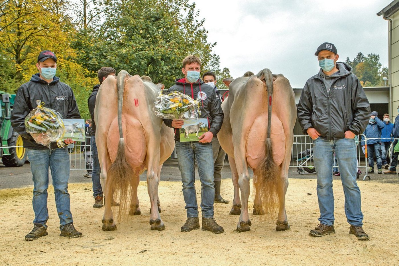 Jongleur Silvana (rechts), Grandchampion BS Eliteschau Entlebuch und Vize Jongleur Soraya. Mit Maske die Champion-Besitzer Pascal Felder, Franz Felder, Koni Pfulg (v. l. n. r.).(Bild Hugo Studhalter)