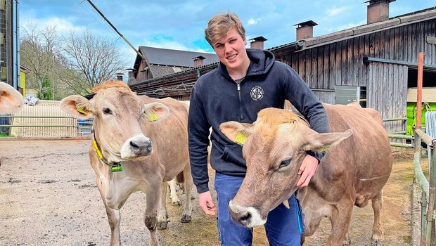 Melken ist seine Lieblingsarbeit: Der 17-jährige Enea Zimmermann auf dem elterlichen Betrieb bei seinem Braunvieh.