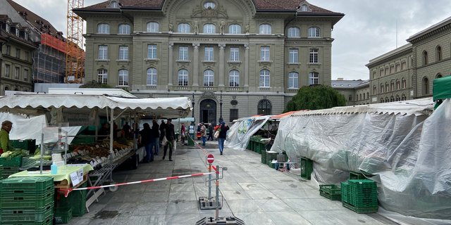 Teil des Sicherheitskonzepts: Die Stände dürfen nur einseitig offen sein. (Bild akr)