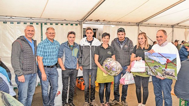 Braunvieh-Schweiz-Di Braunvieh-Schweiz-Direktor Martin Rust, Daniel von Euw und die Gastgeber-Familie Pia und Michael Gwerder (v. l.)