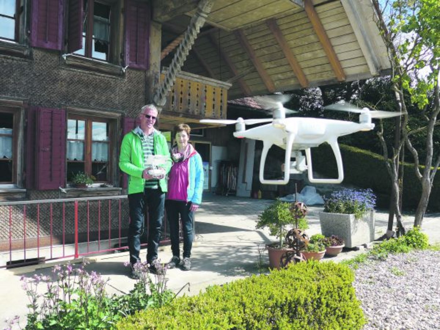 Mit der Drohne haben sich Christian und Theres Aeschlimann ein weiteres Tätigkeitsfeld geöffnet. Mit dem Gerät macht der Landwirt unter anderem Videos für Lohnunternehmer und Hofluftbilder. (Bilder akr)