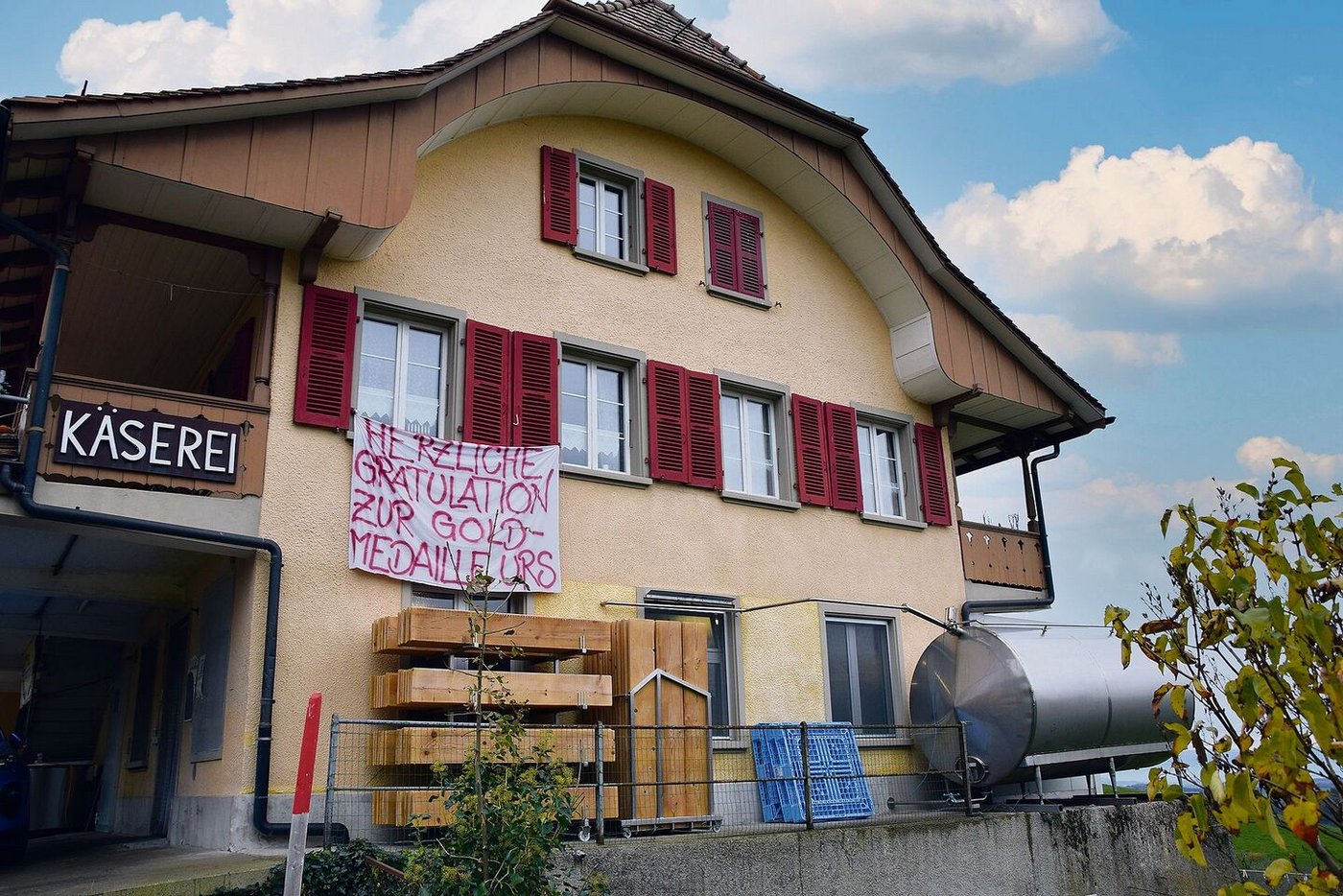 Die Milchlieferanten der Bergkäserei Vorderfultigen sind stolz auf ihren Käser. Sie gratulieren ihm zu seinem Erfolg.  