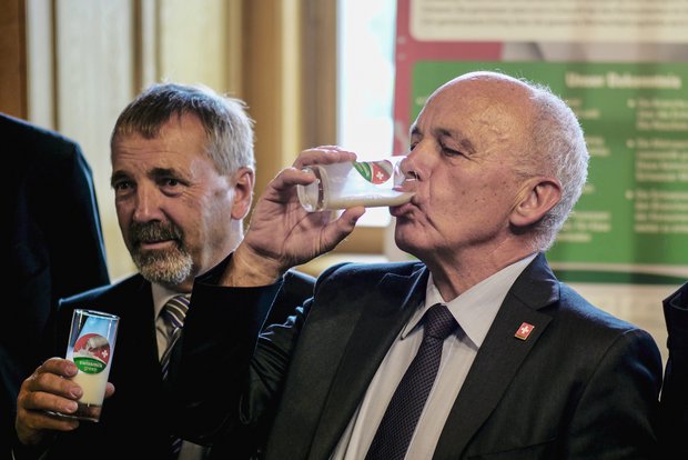 SMP-Präsident Hanspeter Kern und Bundespräsident(im Jahr 2019) Ueli Maurer trinken die erste «Swissmilk Green». (Bild Jürg Vollmer)