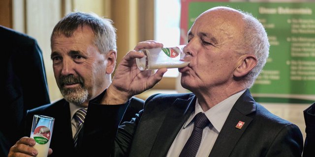 SMP-Präsident Hanspeter Kern und Bundespräsident(im Jahr 2019) Ueli Maurer trinken die erste «Swissmilk Green». (Bild Jürg Vollmer)