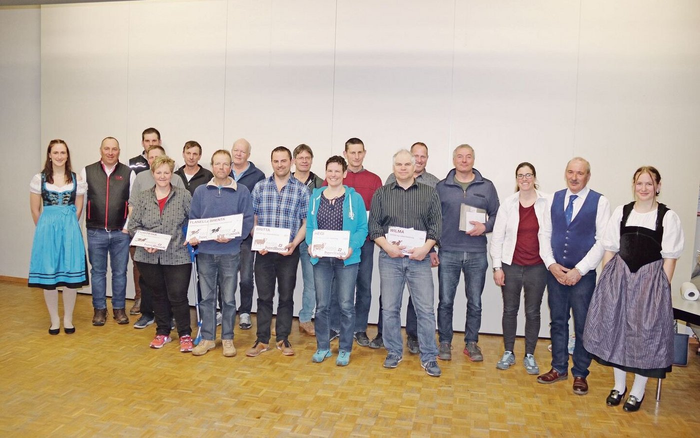 Markus Gerber (links), Präsident von Swissherdbook, überreichte den Züchtern der 100 000er-Kühe eine schöne Plakette.