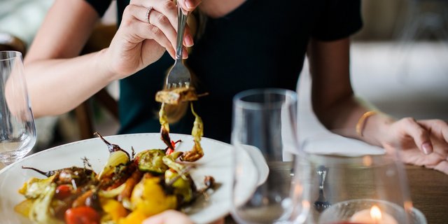 Wenn sich jede(r) Schweizer(in) dreimal pro Woche klimafreundlich und saisonal ernähren würde, entspreche dies einer Verminderung von 750'000 Autos auf Schweizer Strassen pro Jahr, so das ETH-Start-up. (Symbolbild Pixabay)