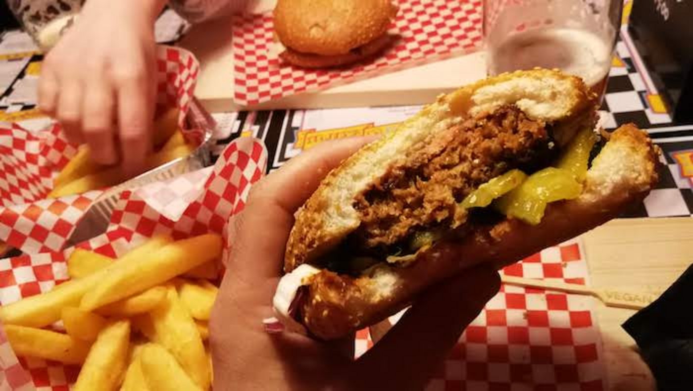 Der vegane Burger ist aus Wasser, Randen, Erbsen, Sonnenblumenkerne, Kartoffeln, Kokosnuss- und Traubenkernöl und diversen Gewürzen gemacht. (Bilder sbu)