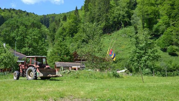Der Demter-Hof Masesslin umfasst 20 Hektaren Ackerland und Wiesen sowie 12 Hektaren Wald. Eine Gemeinschafts-Halle wird gerade gebaut (mit farbigen Fahnen, rechts im Bild). (Bild jsc)