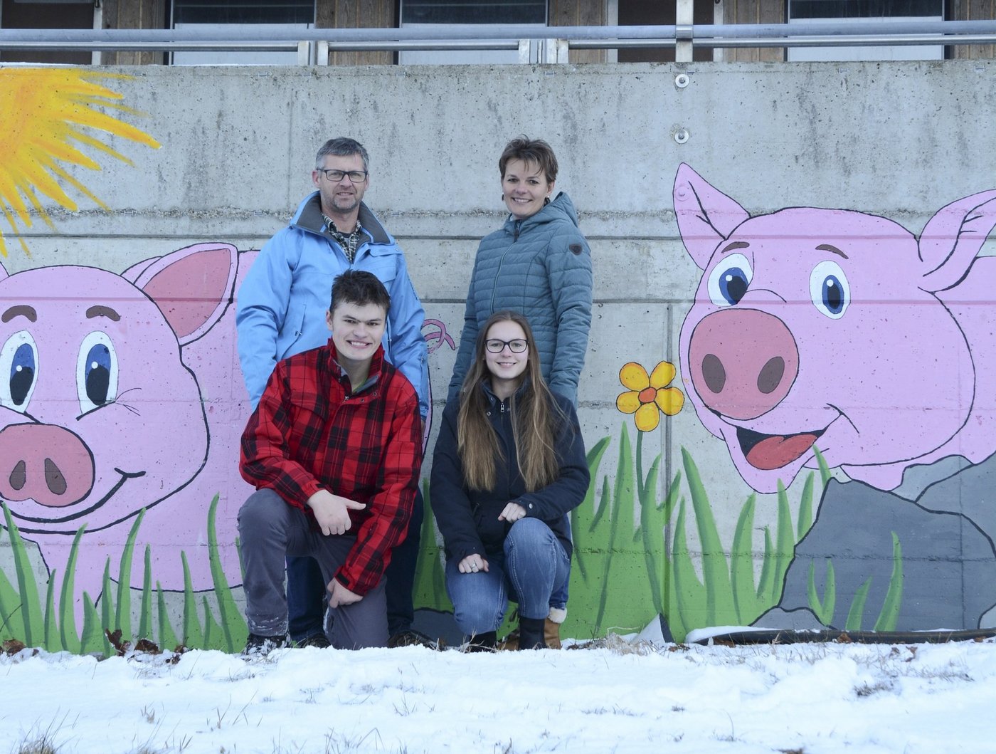 „Es darf doch auch schön sein“, findet Silvia Limacher. Hier zu sehen mit Ehemann Peter, Sohn Simon und Tochter Julia. (Bild Andrea Gysin)
