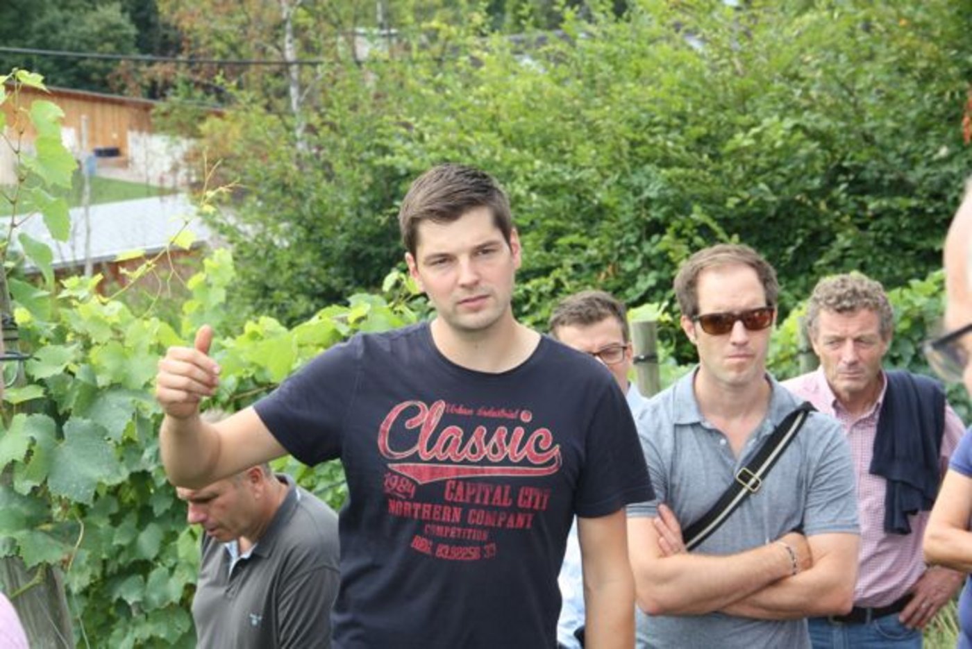 Der erst 28-jährige Thomas Jost führte die Besucher durch «seinen Rebberg». Die Leidenschaft für sein Handwerk war jederzeit spürbar. (Bild aw)