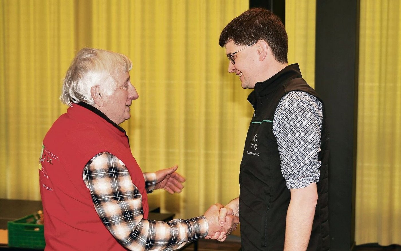 SSVZ-Präsident Lukas Berger gratuliert Jean Berset aus Mur FR für seinen 50 Jahre langen Einsatz als Zuchtbuchführer.