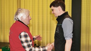 SSVZ-Präsident Lukas Berger gratuliert Jean Berset aus Mur FR für seinen 50 Jahre langen Einsatz als Zuchtbuchführer.
