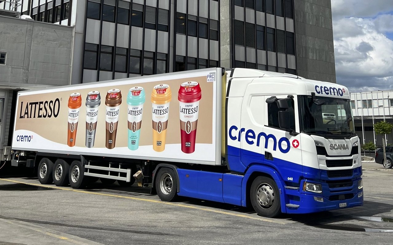 Lastwagen der Cremo vor dem Hauptsitz des Milchverarbeitungs-Unternehmens.