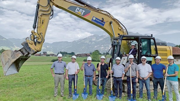 Regierungsrat Daniel Regierungsrat Daniel Wyler persönlich machte mit dem Bagger den ersten Spatenstich. Im Bild vorne das Kernteam für das Projekt «Fleischhuis» Obwalden.
