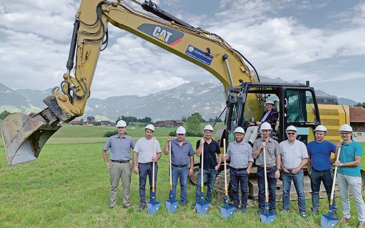 Regierungsrat Daniel Wyler persönlich machte mit dem Bagger den ersten Spatenstich. Im Bild vorne das Kernteam für das Projekt «Fleischhuis» Obwalden. 