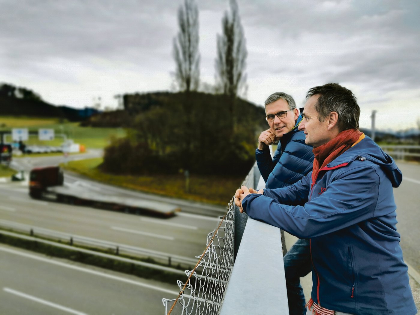 Stefan Moser (hinten) im Gespräch mit Rüedu Schüpbach. Die beiden Landwirte sind zusammen als Coaches unterwegs.(Bild sb)