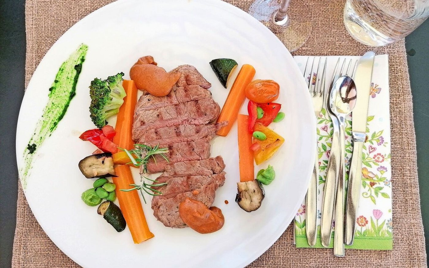 Regionale Produkte auf dem Teller, geliefert von der Bauernfamilie aus der Umgebung, können für einen Gastrobetrieb ein Alleinstellungsmerkmal sein. 