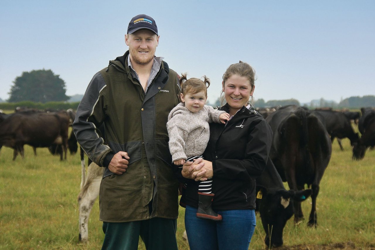 Yvonne und Jake Plumtree mit Töchterchen posieren auf der Weide mit ihren Kühen. Bei Besuchen in ihrer zweiten Heimat Schweiz war die Betriebsleiterin überrascht darüber, wie sich die Milchwirtschaft in der Schweiz von der Neuseelands unterscheidet. (Bild Matthias Stadler)