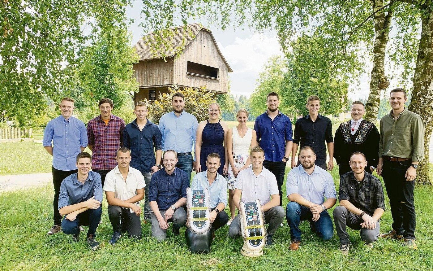 Die Absolvent(innen) der Höheren Fachschule am Schluechthof. 