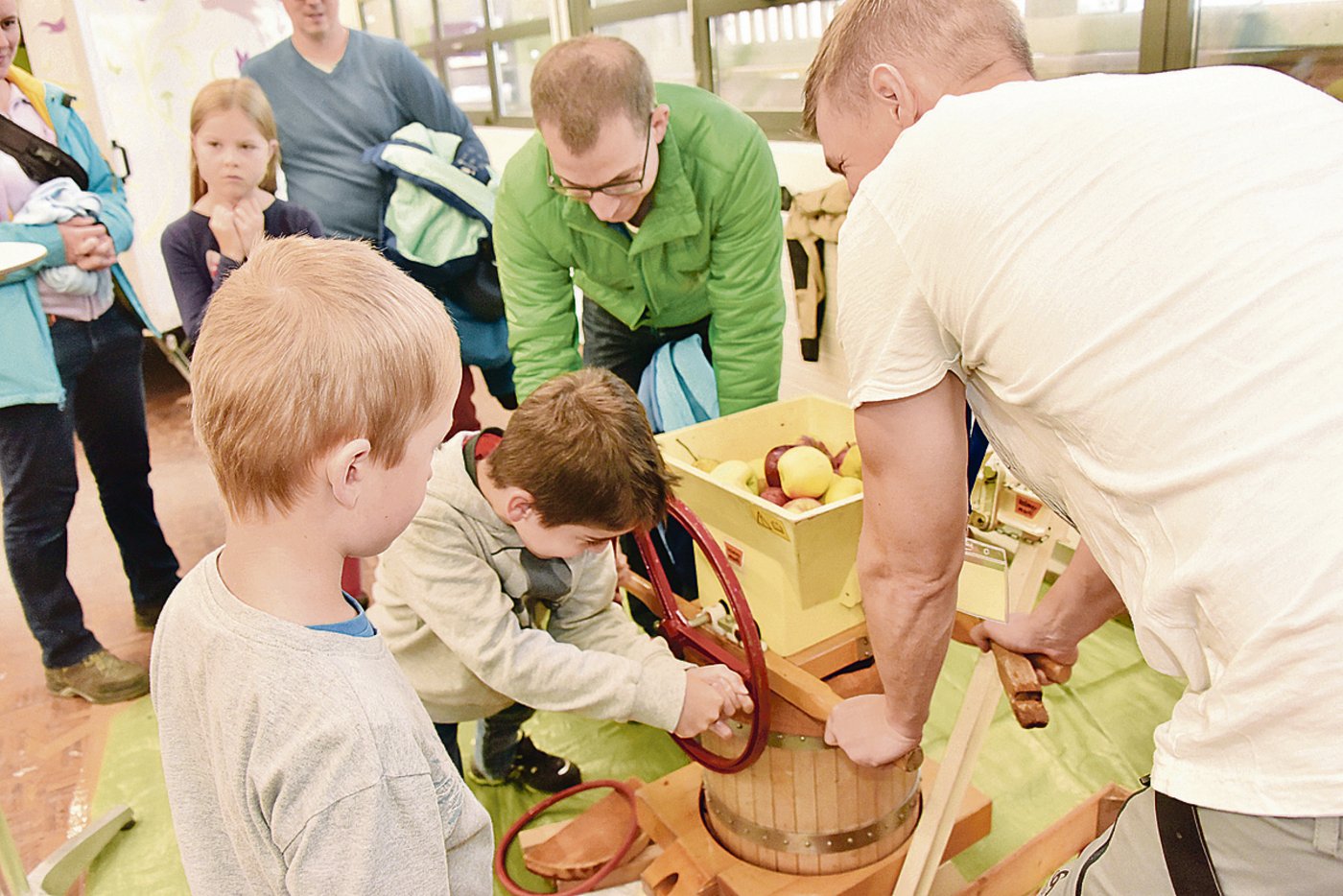 Selber mosten: Obwohl es anstrengend ist, möchten Kinder diese Erfahrung nicht missen.