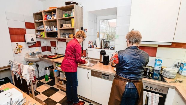 Auf Höfen wird oft g Auf Höfen wird oft gekocht und gemeinsam gegessen. Ein entspannter Umgang mit Essen kann ein Schutz vor Essstörungen sein.