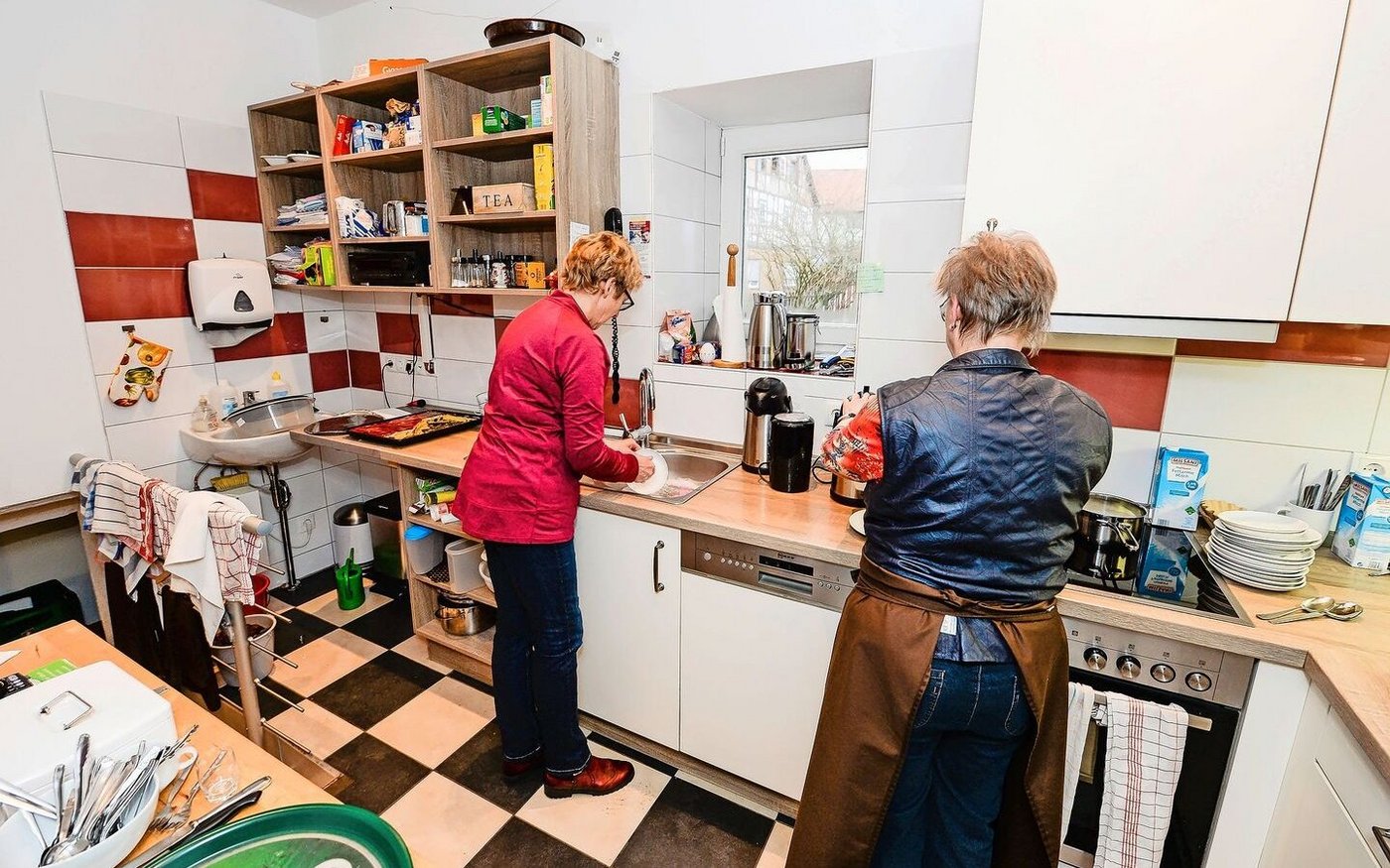 Auf Höfen wird oft gekocht und gemeinsam gegessen. Ein entspannter Umgang mit Essen kann ein Schutz vor Essstörungen sein.