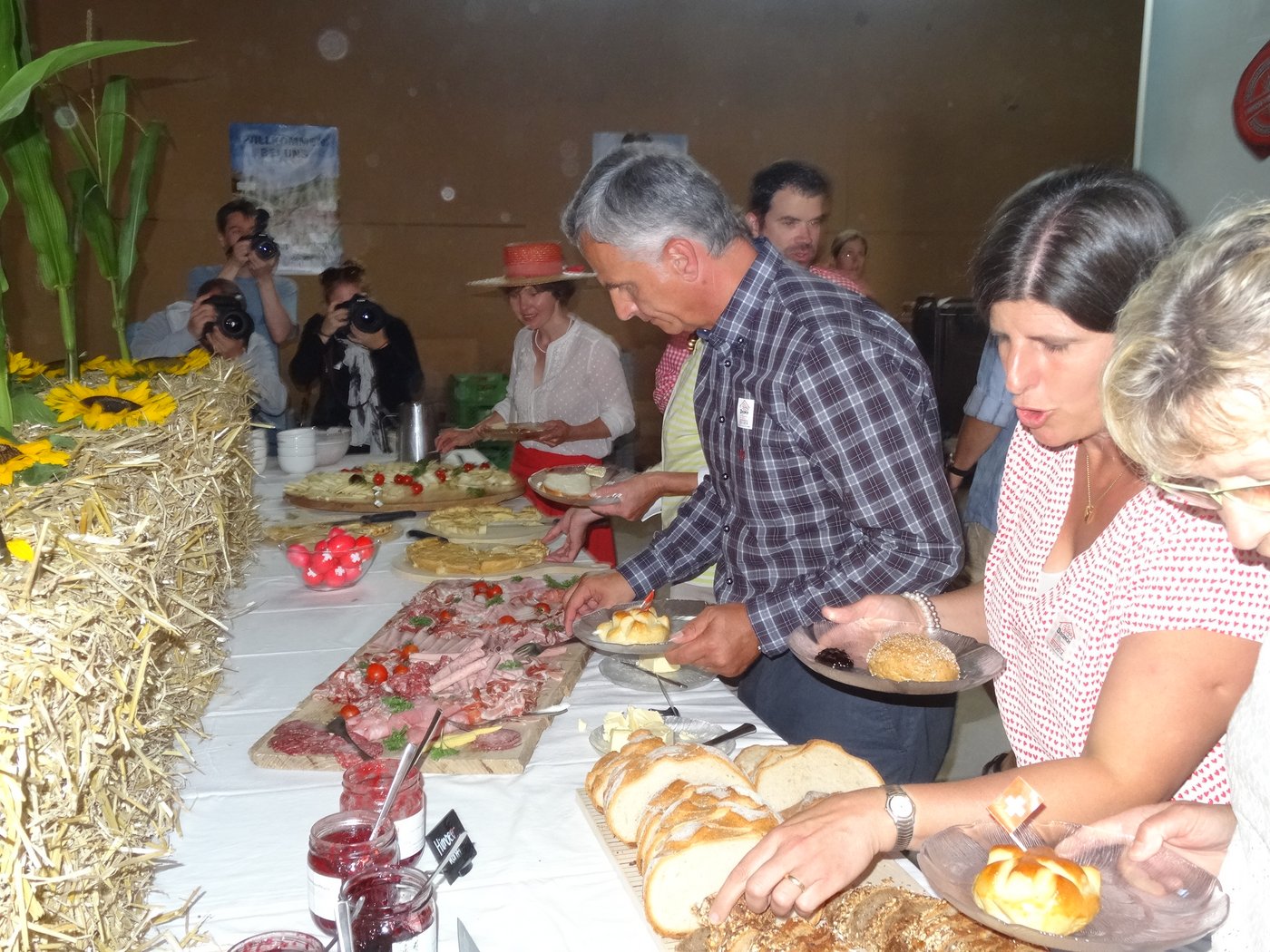 Didier Burkhalter bekannte sich als Fleischliebhaber und langte beim reichaltigen Buffet tüchtig zu.