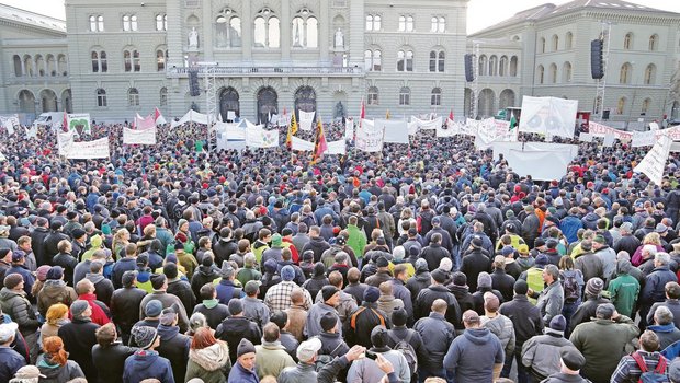 Der Bundesplatz war bis auf den letzten Platz gefüllt: Am 27. November 2015 demonstrierten über 10 000 Bäuerinnen und Bauern in Bern gegen geplante Direktzahlungskürzungen.(Bild SBV)