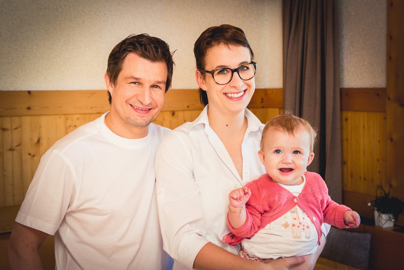 Ramon und Marcella Sturzenegger mit Tohter Elina. Die Kleine sei gern unter den Gästern, erzählen die Eltern. (Fotos: Philipp Griesemer)