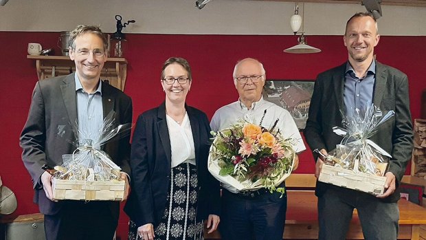 SLB-Präsidentin Hella Schnider mit SAB-Direktor Thomas Egger (l.), Kantonsrat Guido Roos (r.) und dem neuen Ehrenmitglied Alois Hodel. 