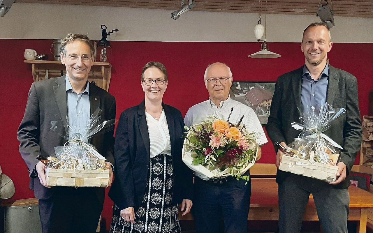 SLB-Präsidentin Hella Schnider mit SAB-Direktor Thomas Egger (l.), Kantonsrat Guido Roos (r.) und dem neuen Ehrenmitglied Alois Hodel. 