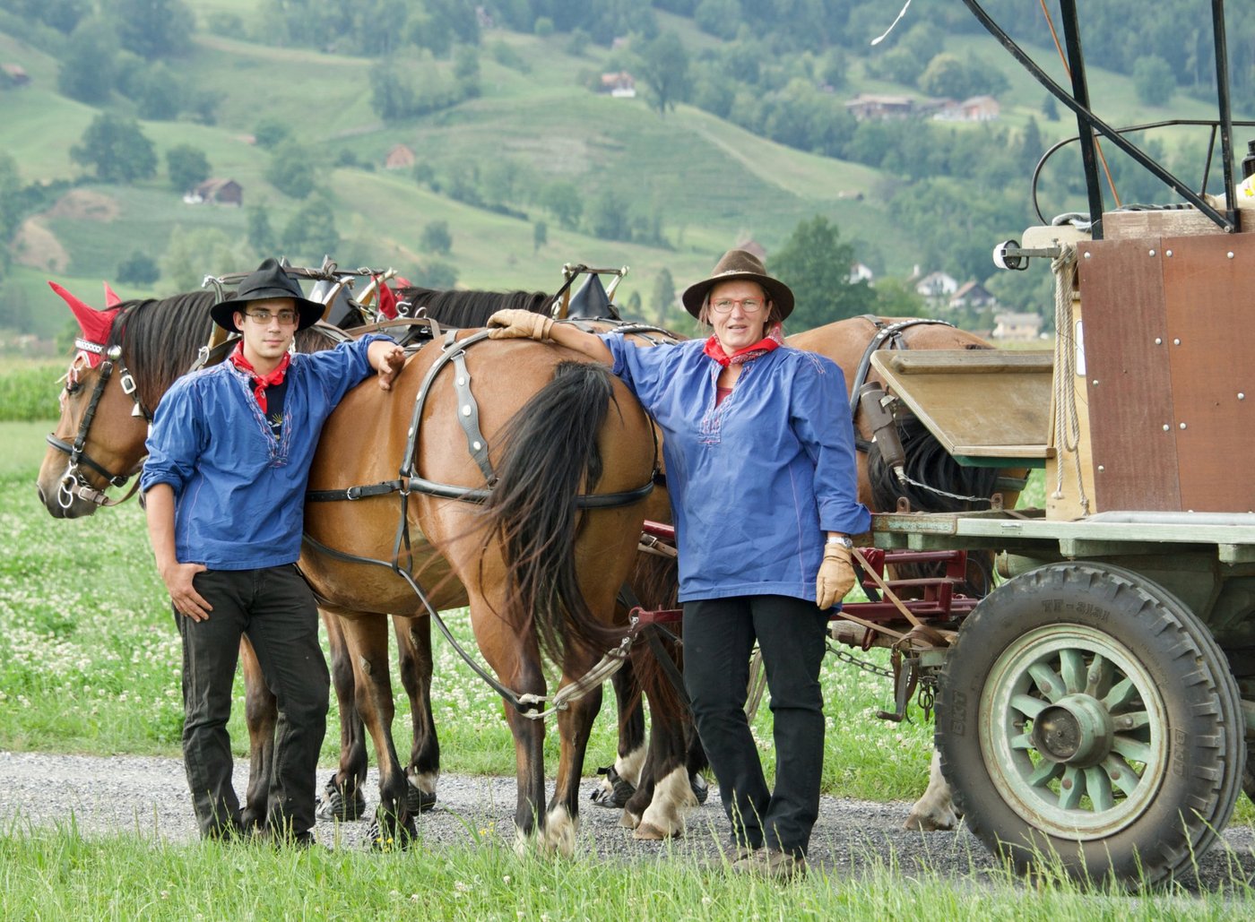 Heike Tinner liebt die Arbeit mit den Pferden - sei es als Kutscherin oder beim Holzrücken. (Bild Heidy Beyeler)
