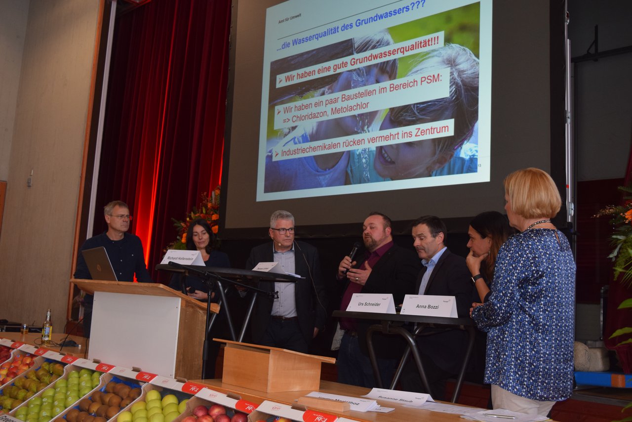 Sie kreuzten in Zihlschlacht die Klingen (v.l.n.r.): Ralph Hablützel (Biobauer, Verein Vision Landwirtschaft), Franziska Herren (Initiativkomitee), Moderator Richard Hollenstein, Thomas Lehner (Obstbauer), Urs Schneider (SBV), Anna Bozzi (Scienceindustries) und Susanne Staub (Konsumentenforum). Bild sgi