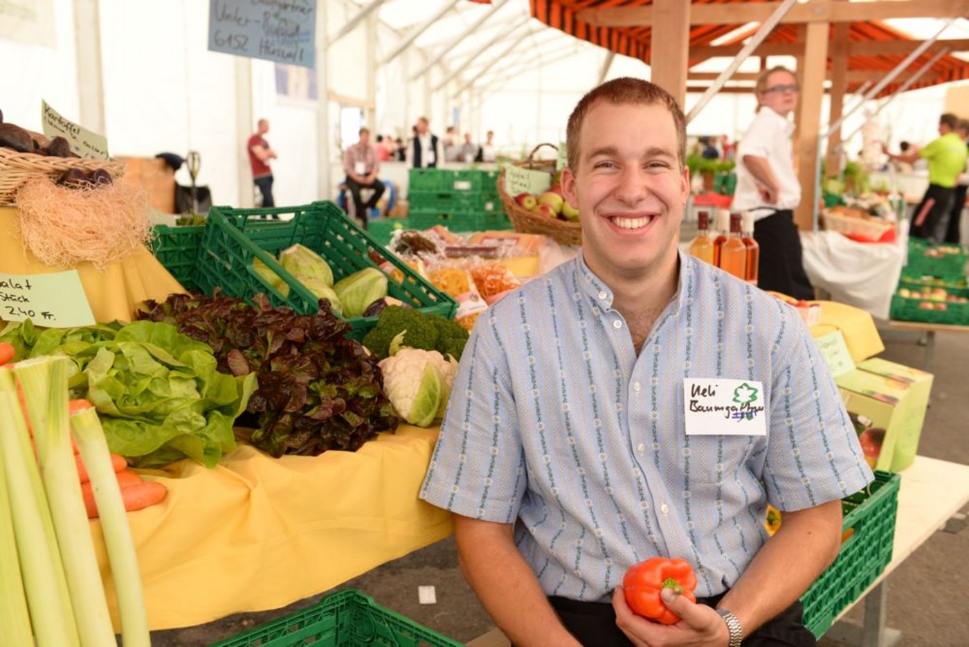 Der Luzerner Silbermedaillengewinner Ueli Baumgartner, Hüswil, an den «Swiss Skills» vor seinem Marktstand. (Bild: SBV)