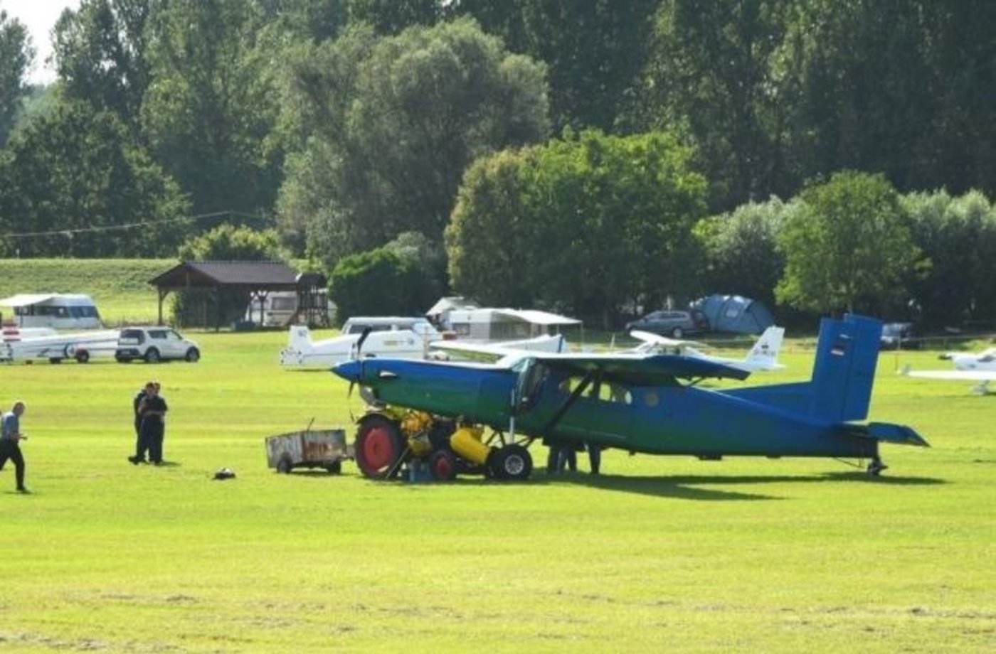 In Hockenheim stiess eine Propellermaschine mit einem Traktor zusammen. (Screenshot morgenweb.de)